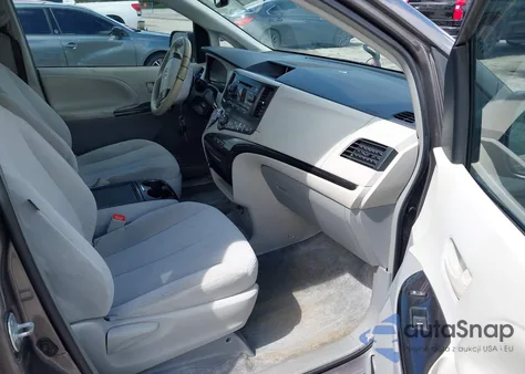 2013 Toyota Sienna Le V6 8 Passenger z USA, uszkodzony, nr VIN 5TDKK3DC3DS340609